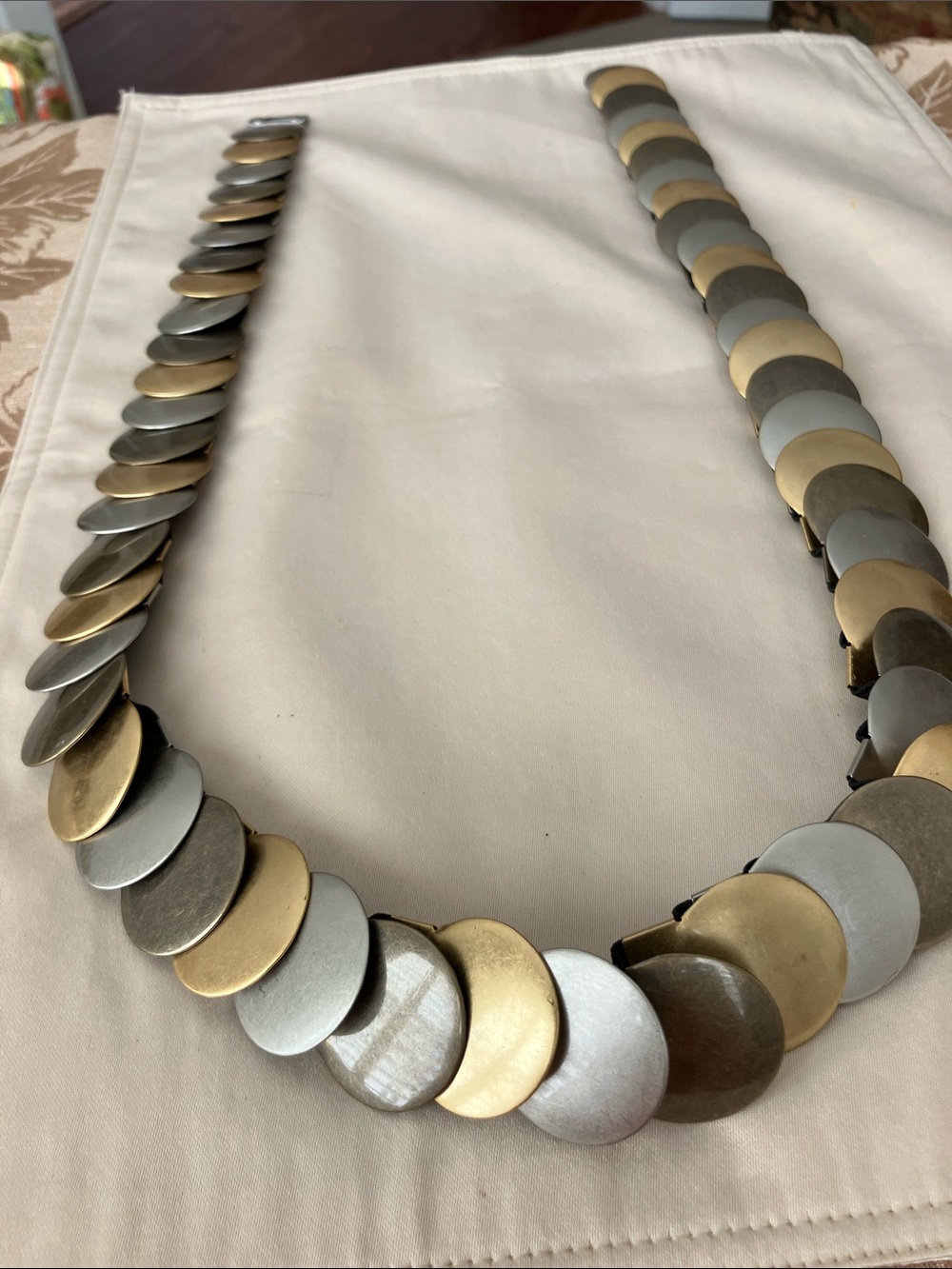 Tri-color expandable woman’s belt